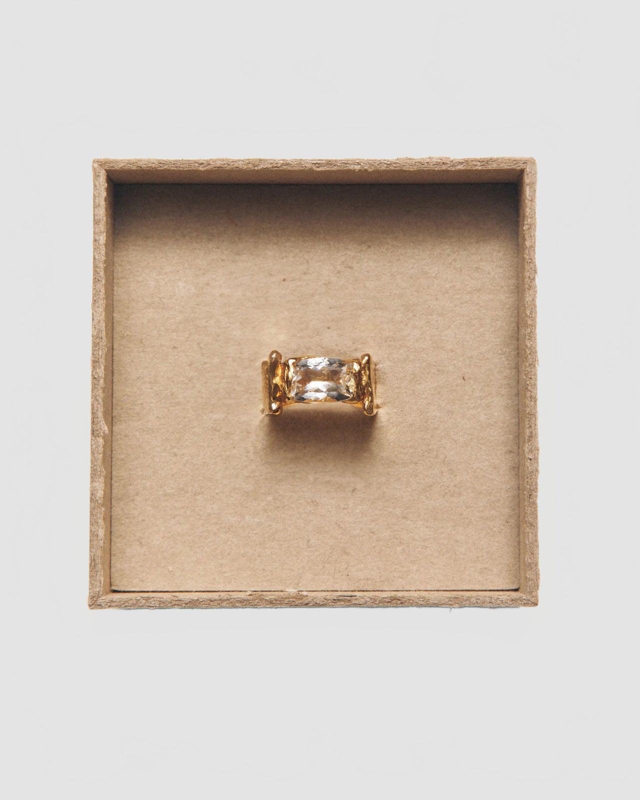 04 april white topaz ring gold singelbox