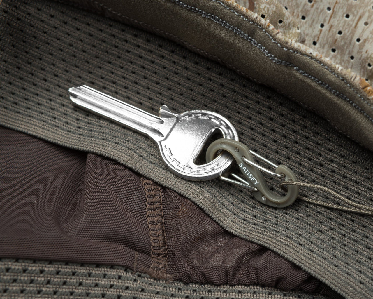 12049 59F00 space o jogger pants camo key hook