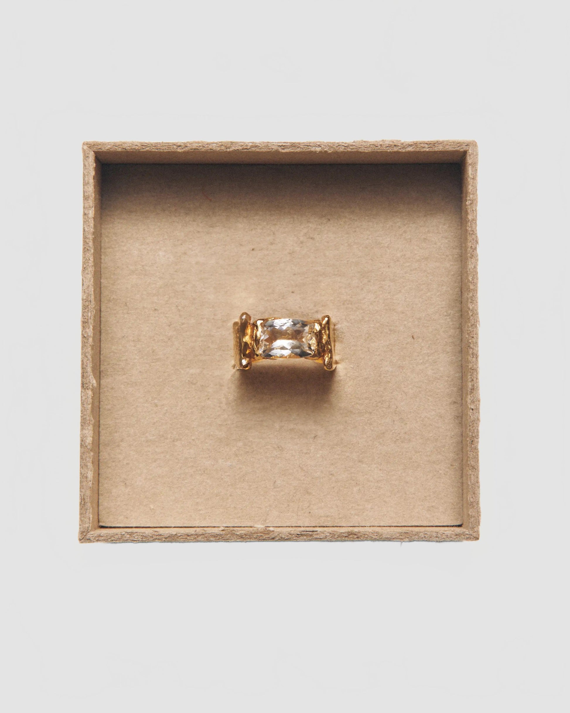 04 april white topaz ring gold singelbox