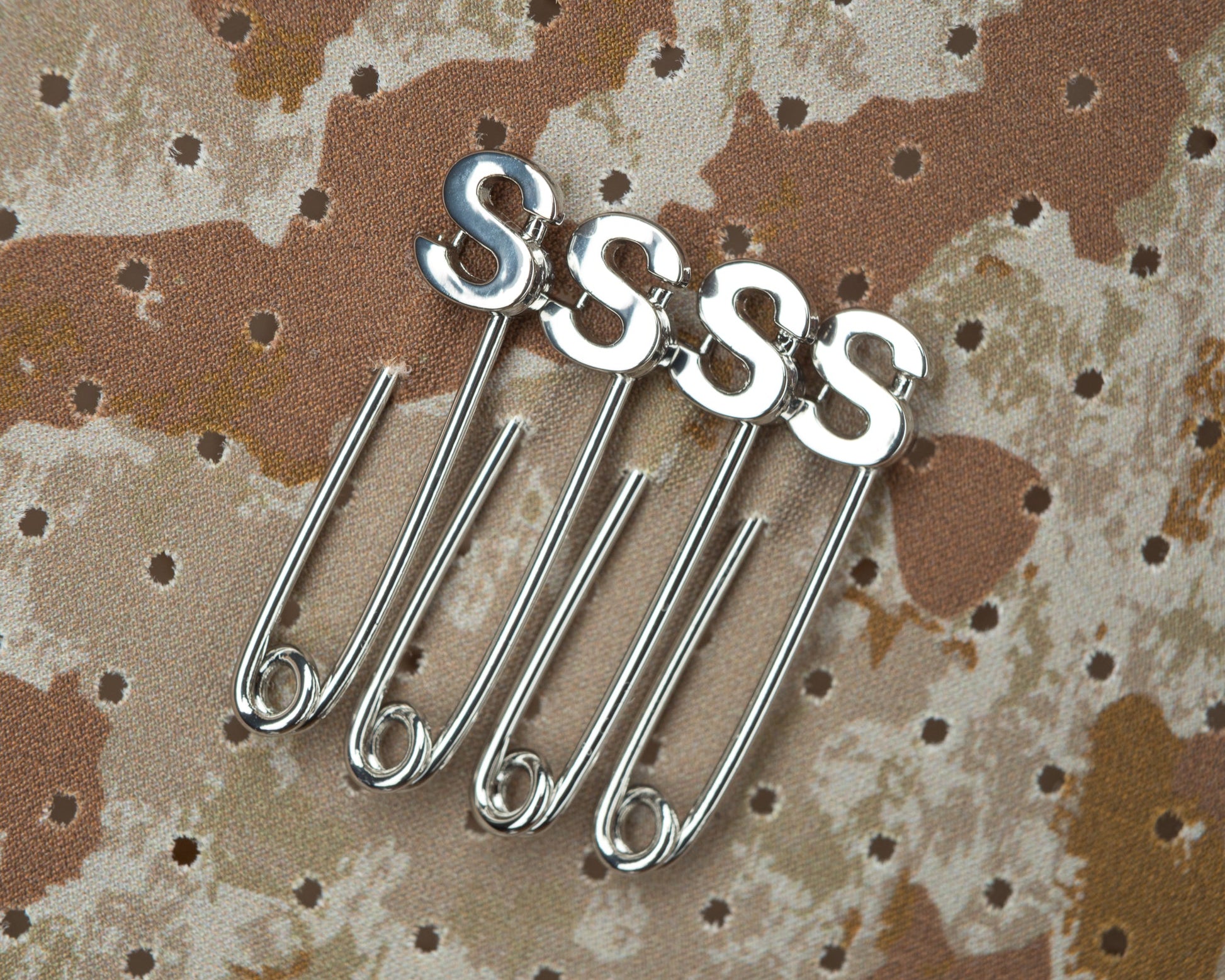 11079 59F01 space o t shirt camo pins
