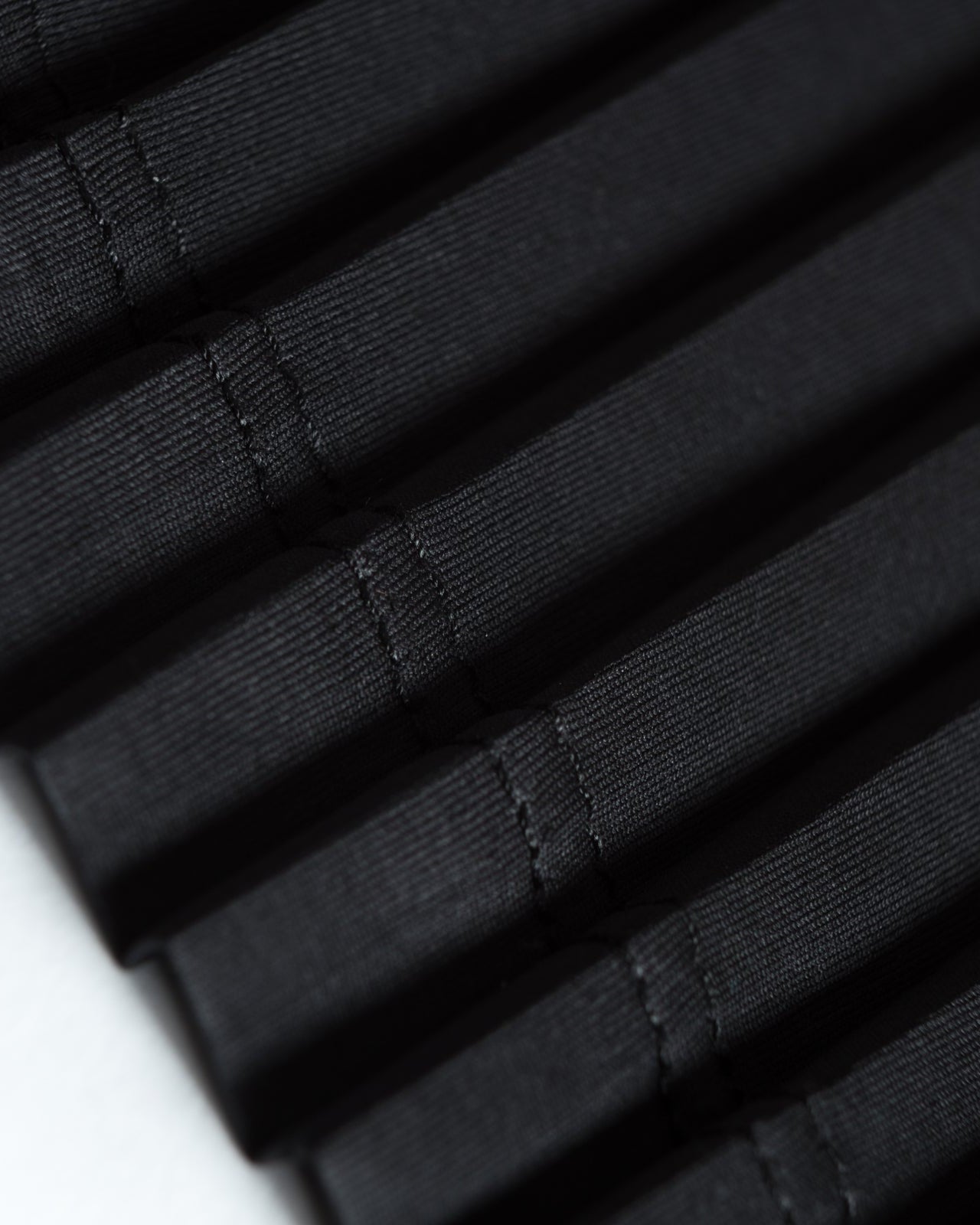 21021 BK SA auralite pleated t shirt black focus