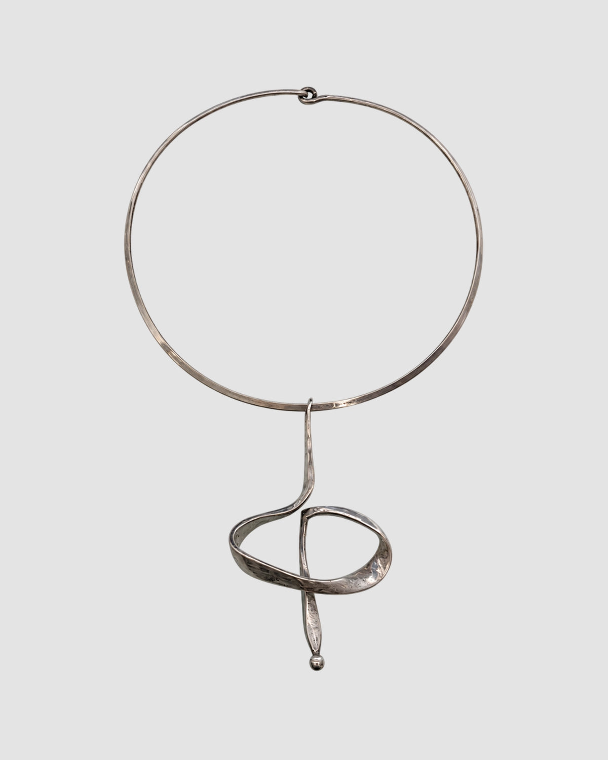 collier torque moderniste 1